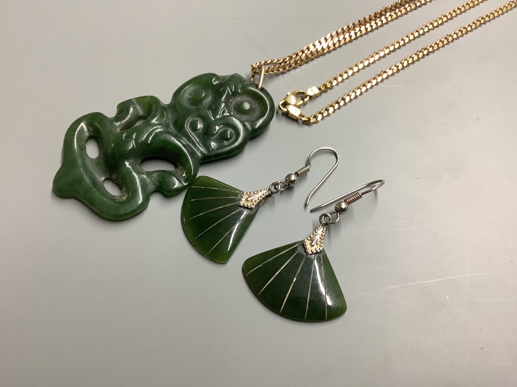A Maori nephrite 'Hei-Tiki' pendant 6cm, on a 14k yellow metal flattened curb-link necklace 16.1. grams and a pair of fan shaped earrings